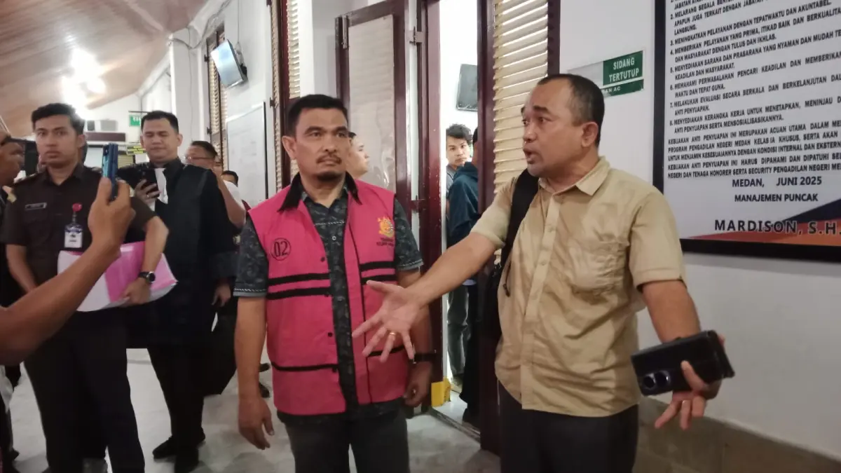 KETERANGAN: Jonson Sibarani selaku kuasa hukum eks Kadisdik Langkat, Saiful Abdi, memberikan keterangan seusai menjalani sidang dakwaan di Pengadilan Tipikor Medan, Senin (18/5/2026) sore. (Dok: Gusman/Sumut Pos).