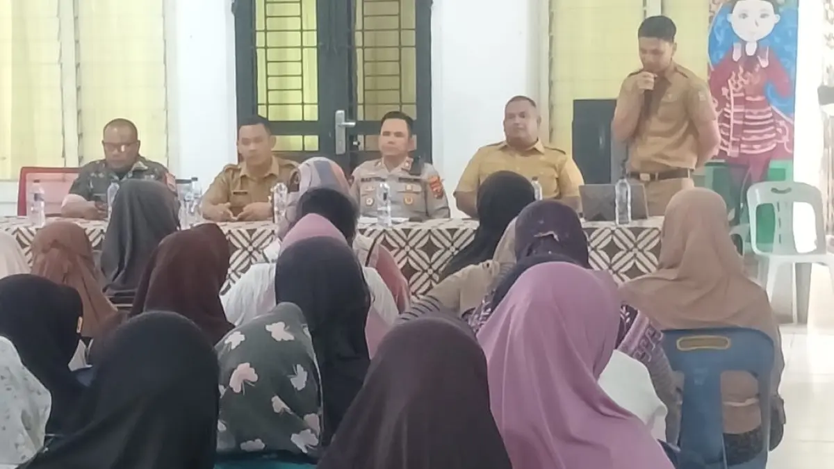 
MEDIASI: Masyarakat saat mengikuti mediasi yang berakhir tidak memuaskan di Kantor Camat Salapian. (Dokumentasi warga/Sumut Pos)