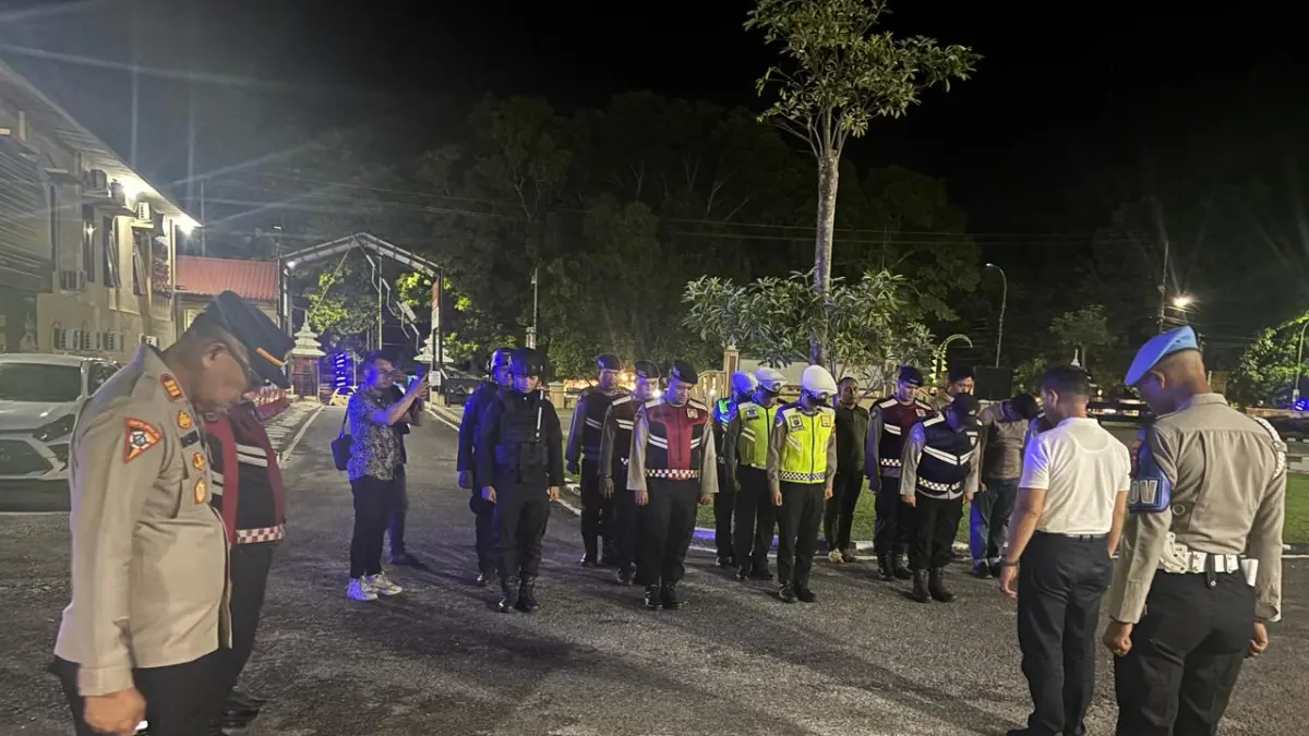 PATROLI: Waka Polres Labuhanbatu memimpin apel malam kesiapan Patroli Kegiatan Rutin Yang Ditingkatkan. (Fajar/Sumut Pos)
