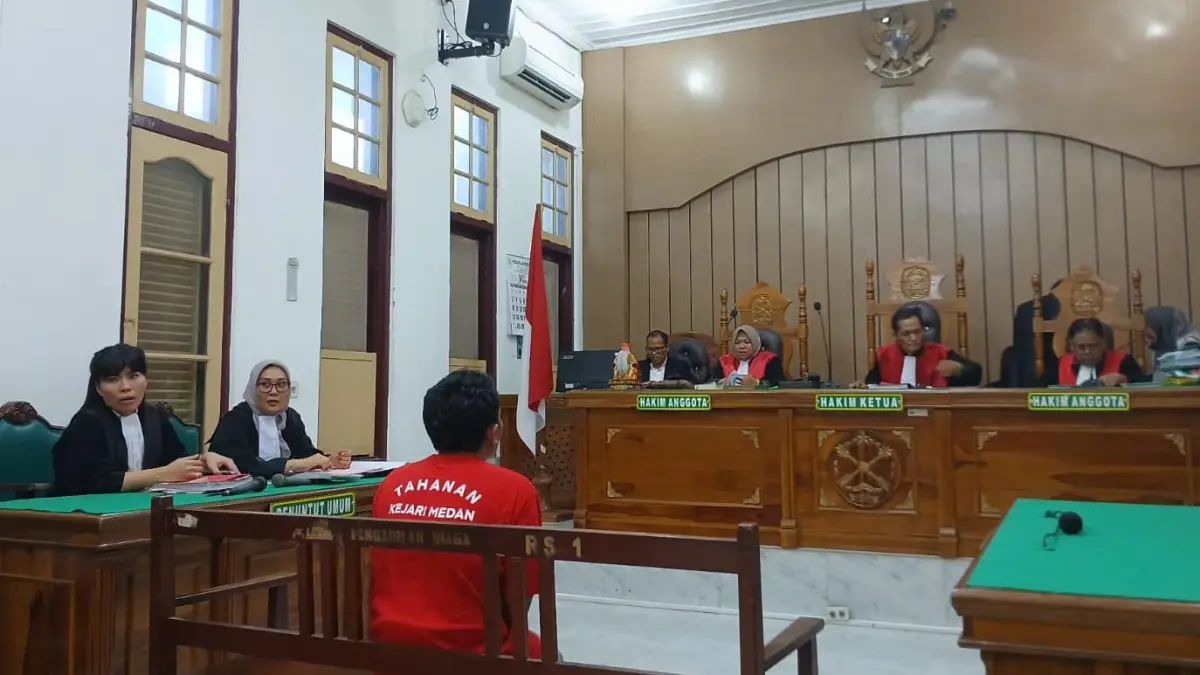 PENADAH: Hariman Sitanggang terdakwa penadah emas curian, menjalani sidang putusan di PN Medan, Selasa (19/5/2026) sore. (Dok: Gusman/Sumut Pos)
