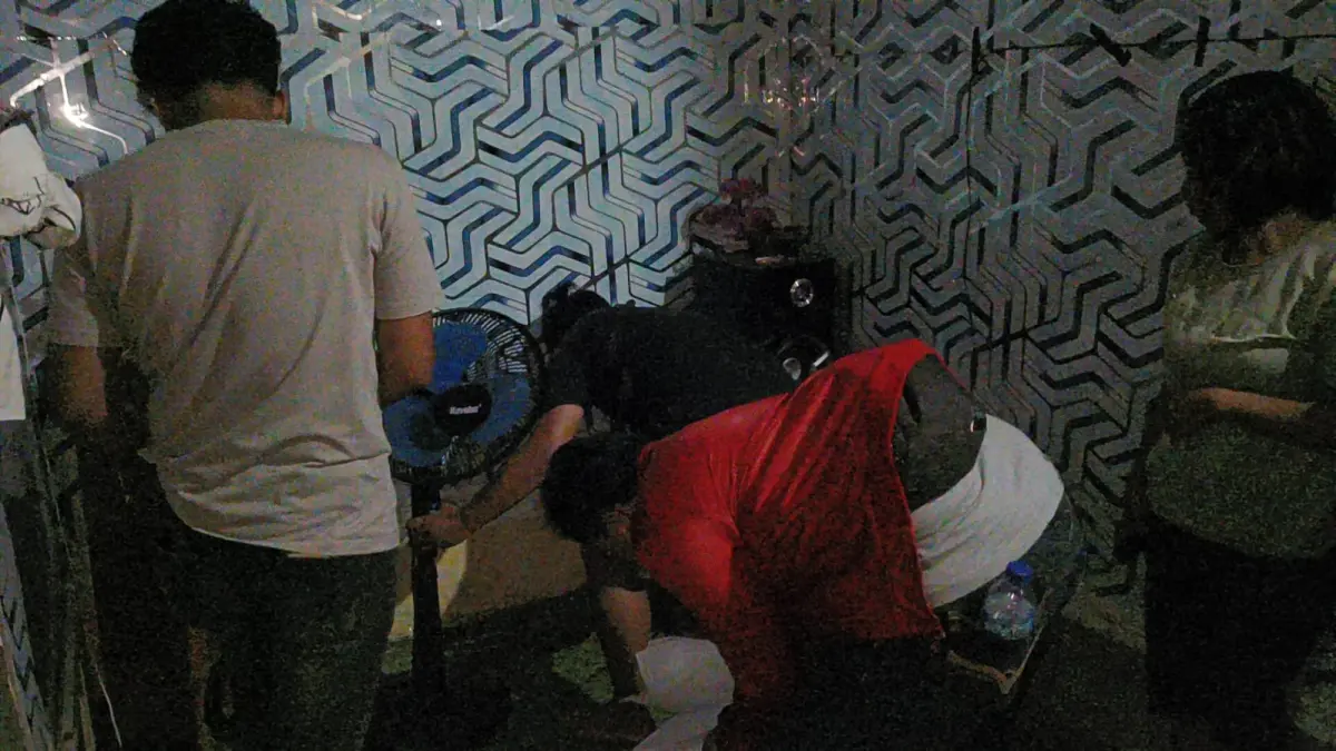 Petugas Polsek Kotapinang saat melakukan penggerebekan di salah satu rumah di Bloksongo.(Khairuddin/Sumut Pos)
