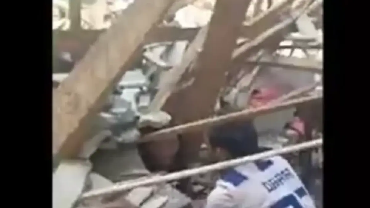Potongan video ambruknya ruang kelas SMAN 7 Mataram, NTB. (Dok: video warga)