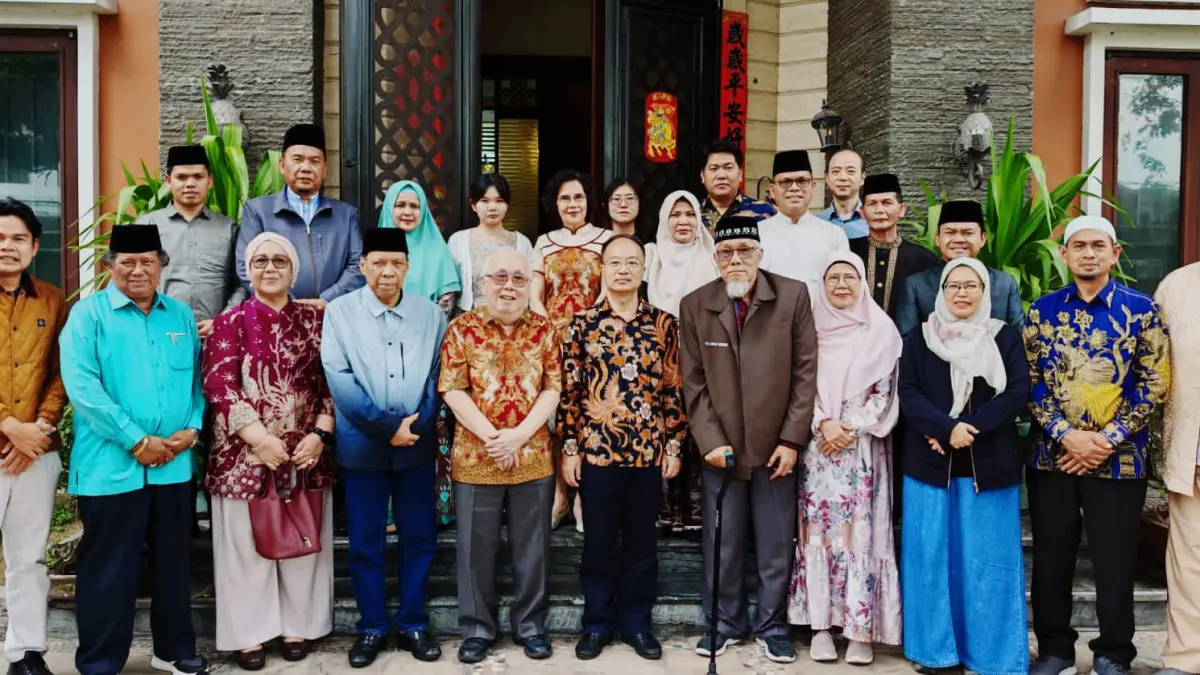 TIONGKOK: Prof. Dr. Agussani, M.AP (4 kiri) bersama delegasi saat lawatan di Tiongkok. (Dokumentasi UMSU/Sumut Pos)