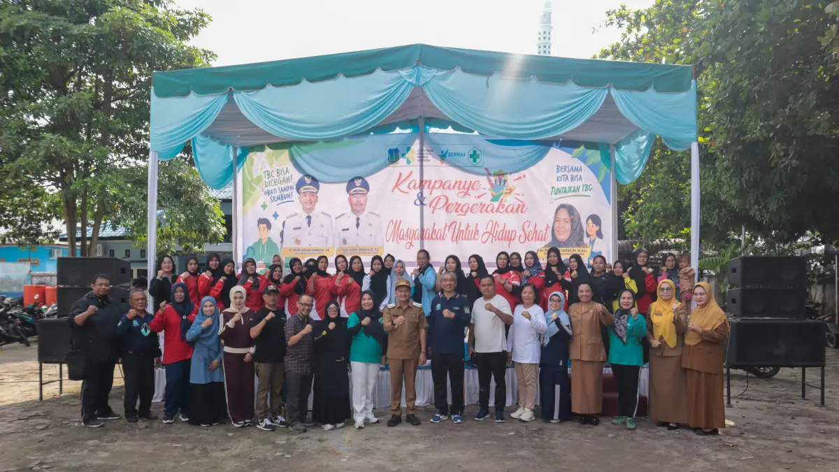  Wali Kota Tebing Tinggi H. Iman Irdian Saragih, jajaran Dinas Kesehatan, tenaga kesehatan, kader posyandu dan peserta kegiatan usai pelaksanaan Kampanye Germas dan Pencegahan TBC serta peluncuran inovasi “Pintu Radiasi” di Lapangan Kantor Camat Rambutan, Selasa (19/5/2026), (Azan Purba/ Sumut Pos)