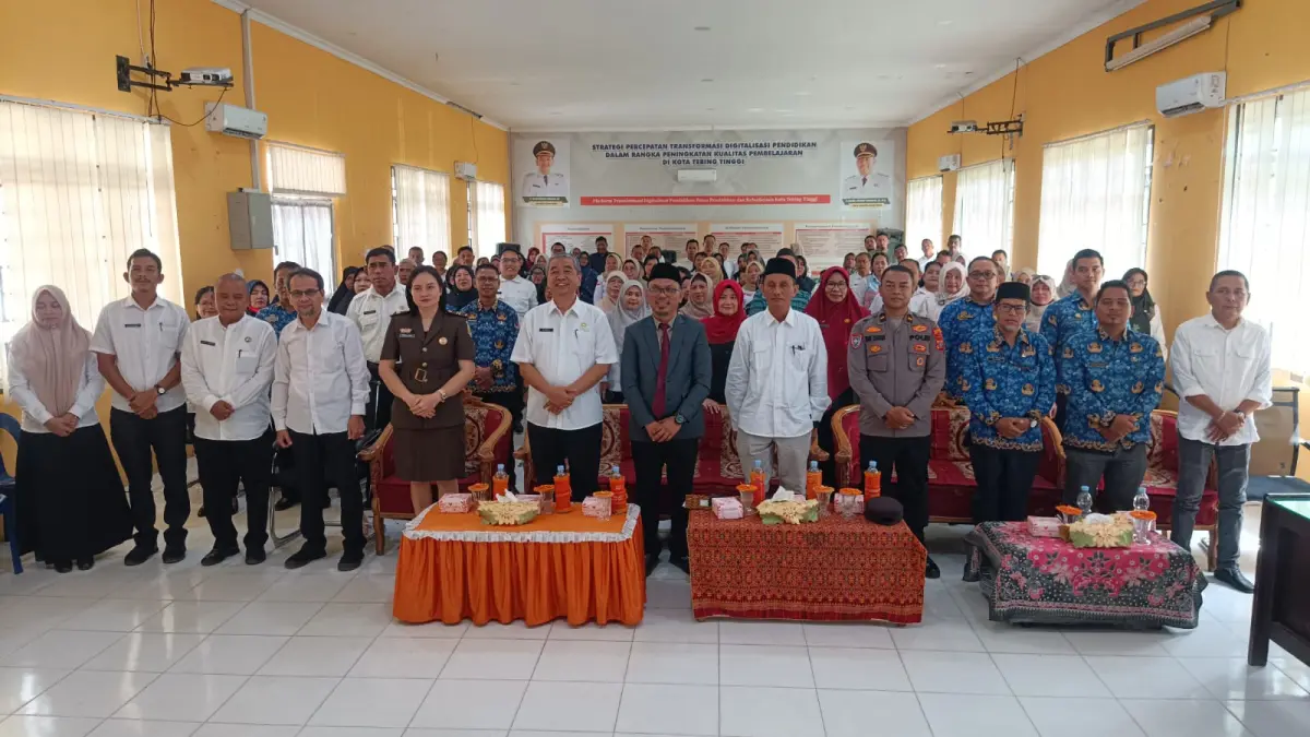  Sekdako Tebing Tinggi H. Erwin Suheri Damanik, unsur Forkopimda, Dinas Pendidikan, kepala sekolah serta peserta foto bersama  usai kegiatan sosialisasi Sistem Penerimaan Murid Baru (SPMB) Tahun Ajaran 2026/2027 di Gedung Laboratorium Terpadu SMP Negeri 10 Tebing Tinggi, Rabu (20/5/2026). (Dok: Kominfo Tebingtinggi/Sumut Pos)