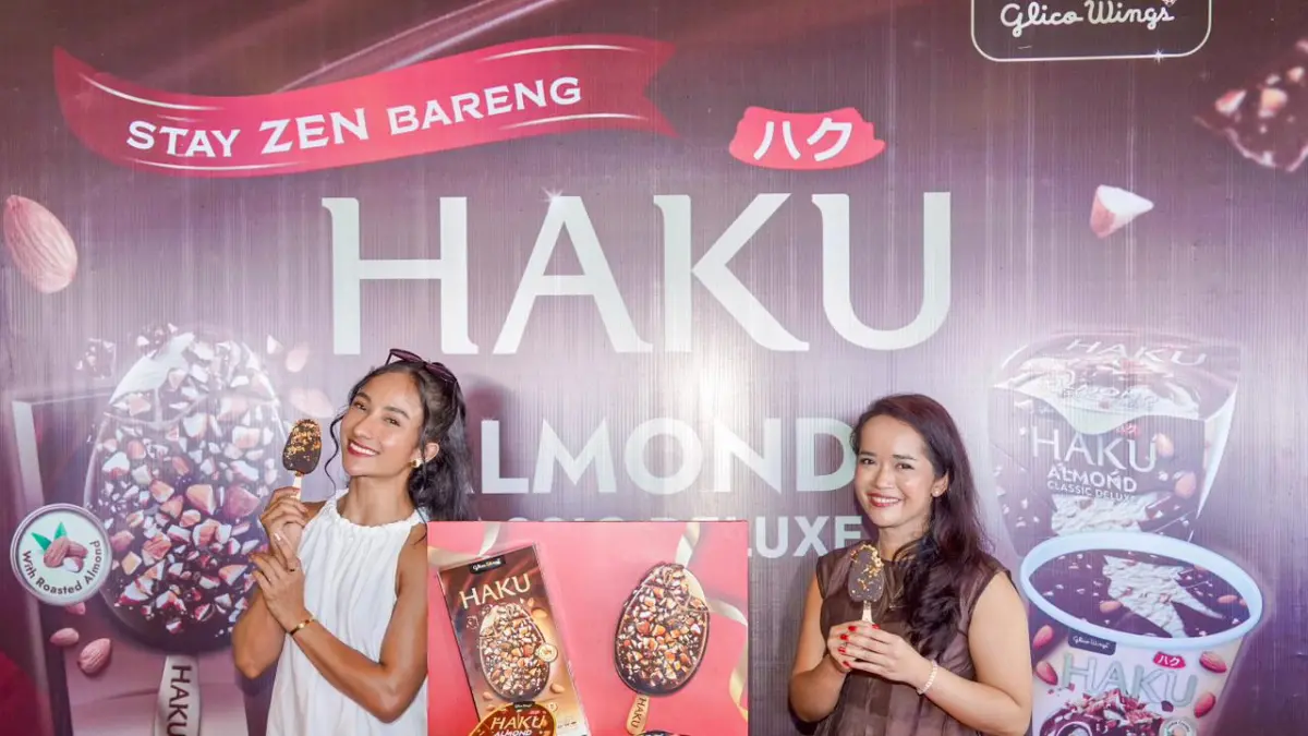 Aktris Naomi Zaskia, &nbsp;Head of Marketing Glico WINGS Mulyarasti Soehoed, menikmati Es krim Jepang HAKU Almond Classic Deluxe yang diperkenalkan di Genius Cafe, Sanur, Bali belum lama ini. &nbsp;(Foto : WINGS Group Indonesia)