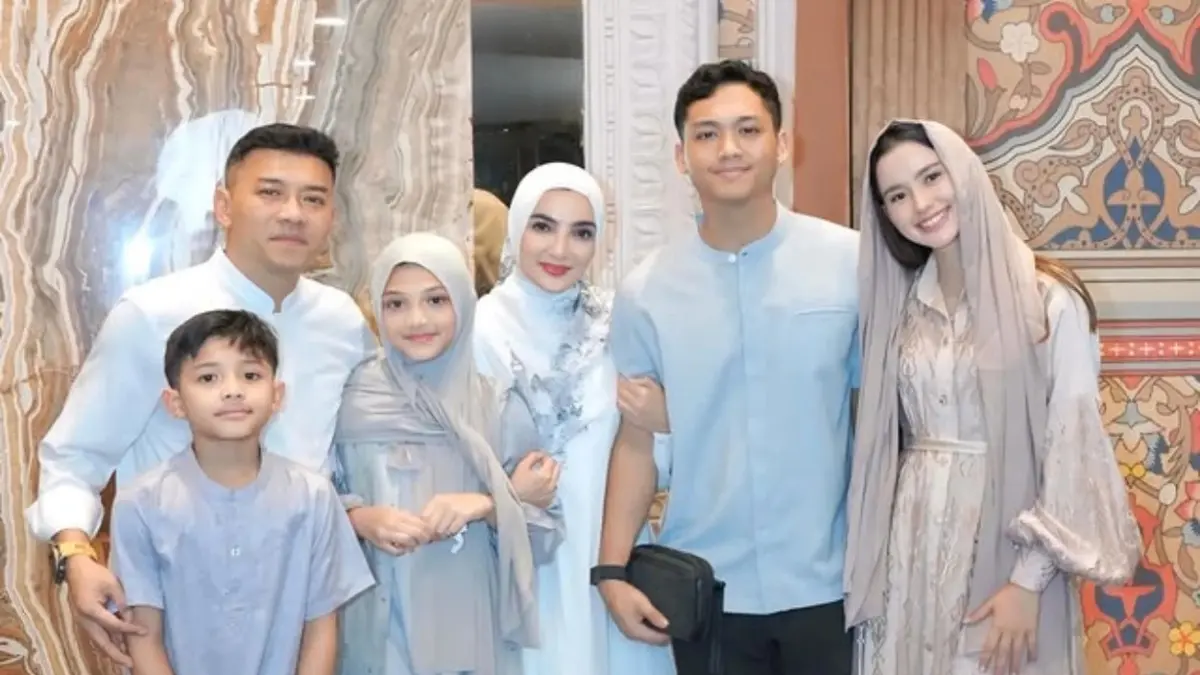 Anang Hermansyah dan Ashanty beserta keluarga. (Instagram Ashanty/Jawapos)