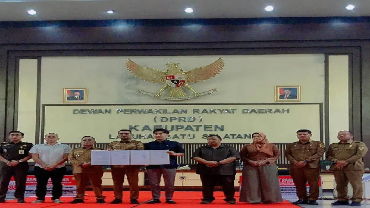 Bupati Labusel Fery Sahputra Simatupang S.H bersama DPRD Labusel usai mengesahkan dua ranperda. (Khairuddin/Sumut Pos)
&nbsp;