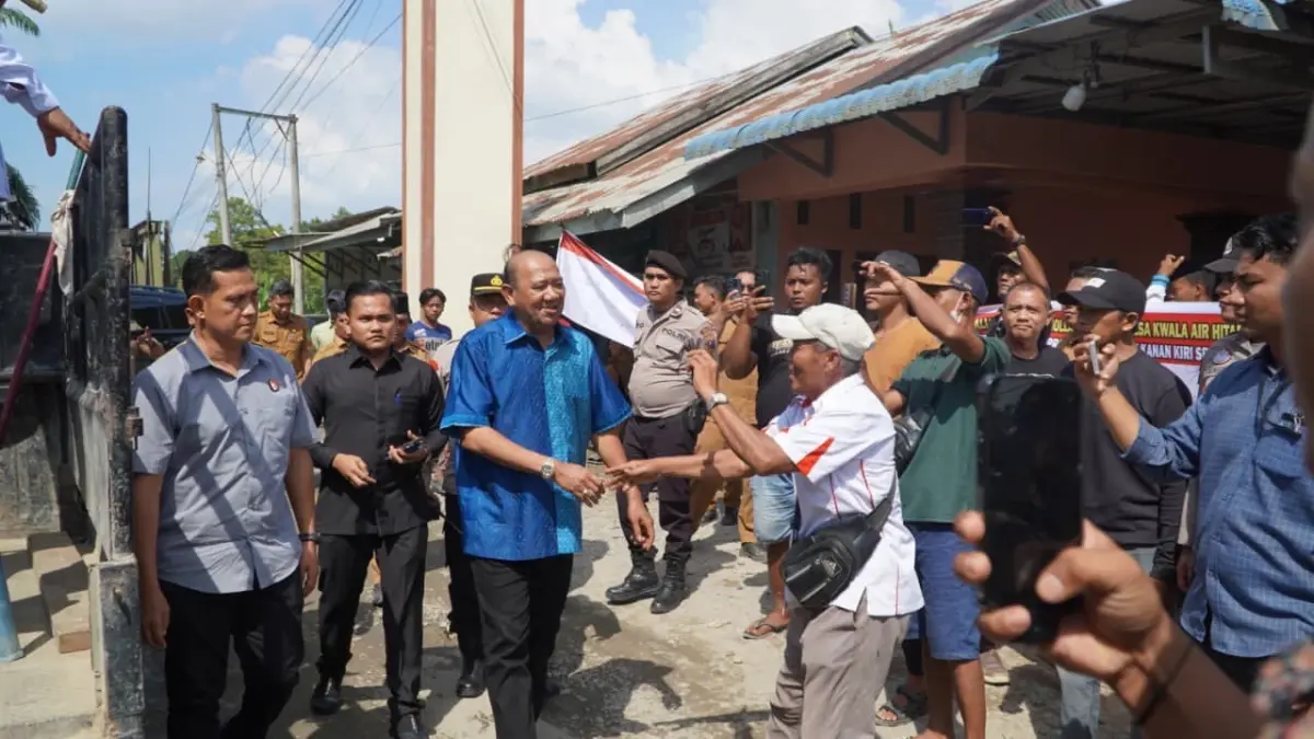 
Bupati Langkat, Syah Afandin saat menemui massa aksi yang memblokir jalan penghubung antar kecamatan. (Dokumentasi Diskominfo Langkat/Sumut Pos)