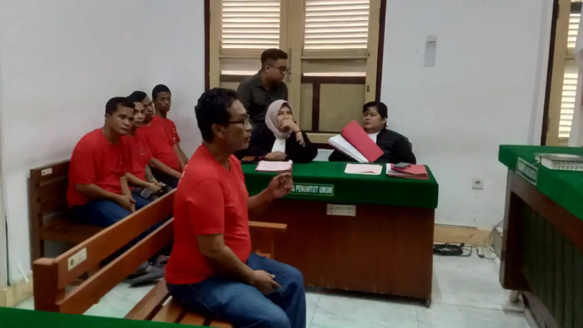 EMAS CURIAN: Oloan Hamonangan Simamora, terdakwa penadah emas curian hakim PN Medan, menjalani sidang putusan, Rabu (20/5/2026). (Dok: Gusman/ Sumut Pos)

