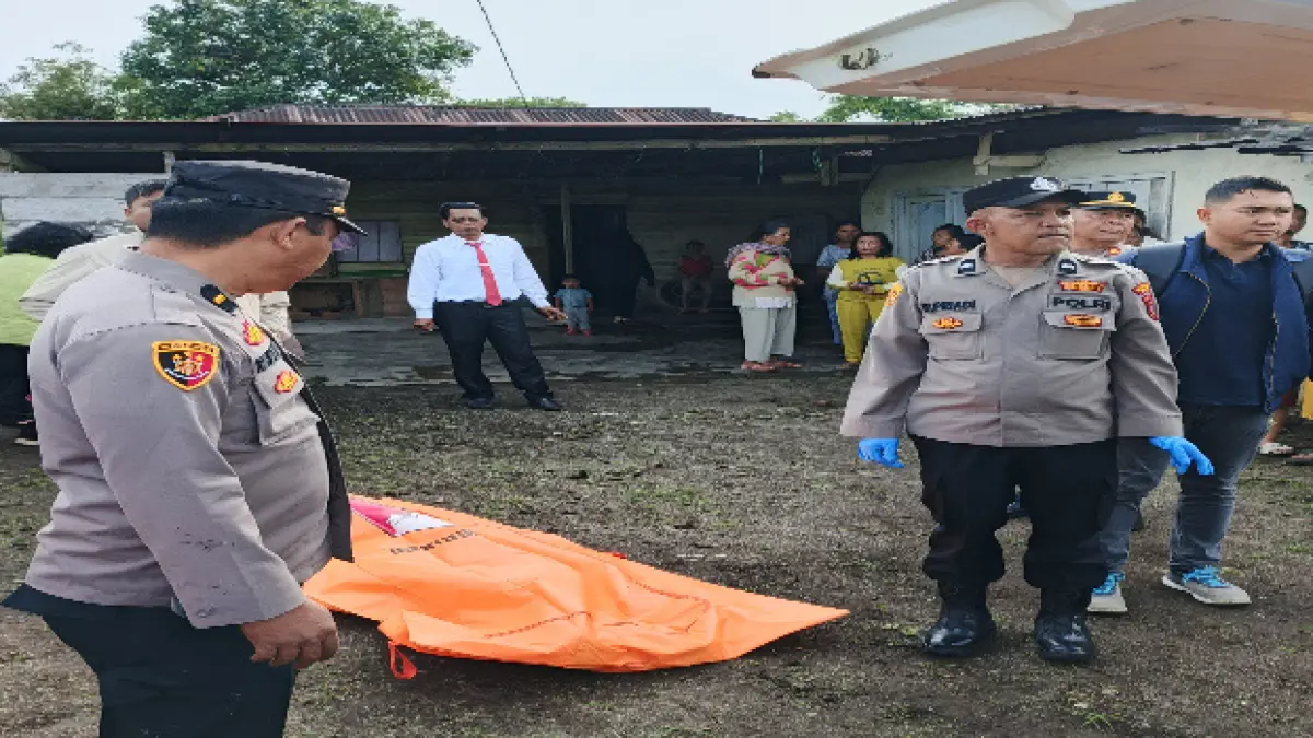 GANTUNG DIRI: Petugas Kepolisian mengevakuasi mayat siswi SMK yang ditemukan gantungdiri dirumahnya di Lingkungan II, Kelurahan Panji Dabutar, Kecamatan Sitinjo, Rabu (20/5/2026). (RUDY SITANGGANG/SUMUT POS)