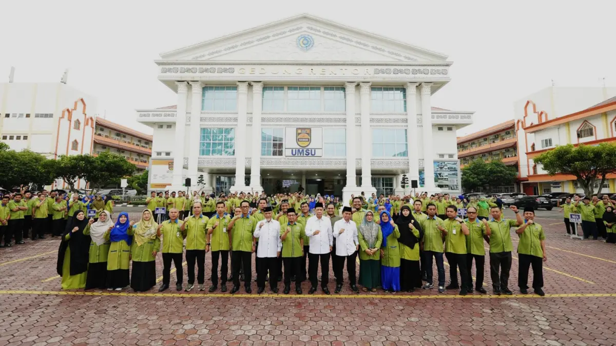 HARKITNAS: Prof. Dr. Akrim Lubis, M.Pd (10 kiri) bersama peserta upacara Harkitnas di UMSU. (Dok UMSU/Sumut Pos)