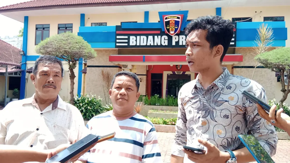 LAPOR: Keluarga Satpam didampingi kuasa hukumnnya, saat melaporkan penyidik Polsek Padang Bolak ke Propam Polda Sumut, Rabu (20/5/2026). (Dok: Gusman/Sumut Pos)

