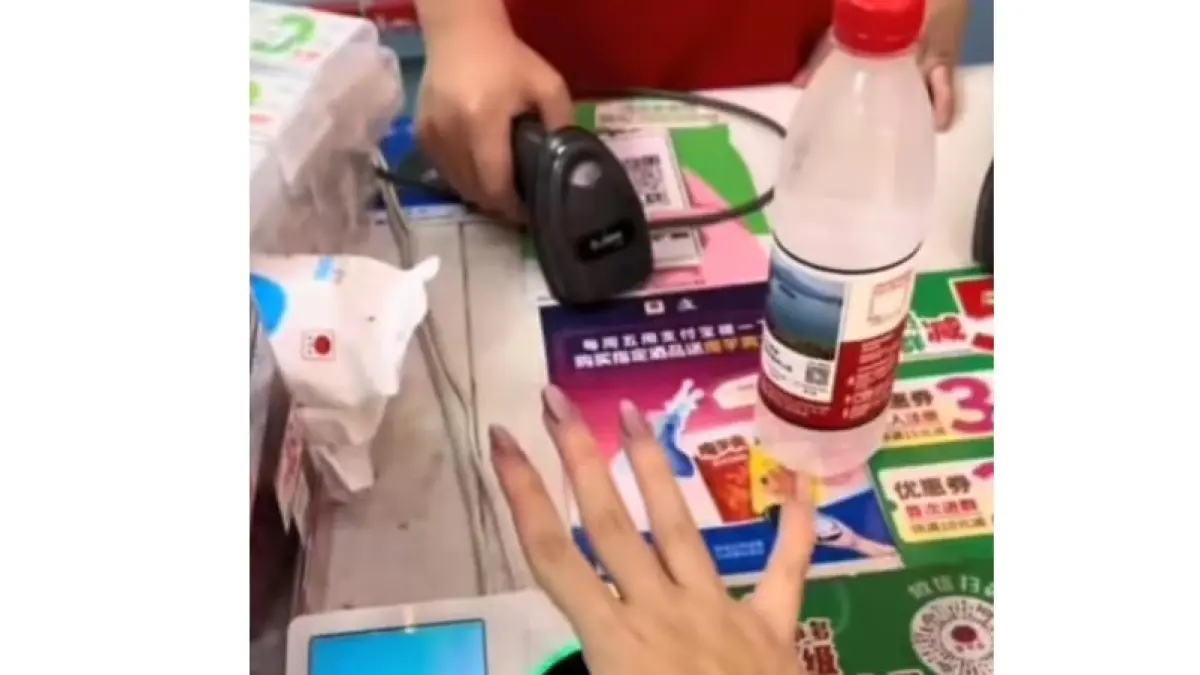 Masyarakat di China dapat melakukan transaksi hanya dengan memindai telapak tangan. (Instagram lambegosiip)