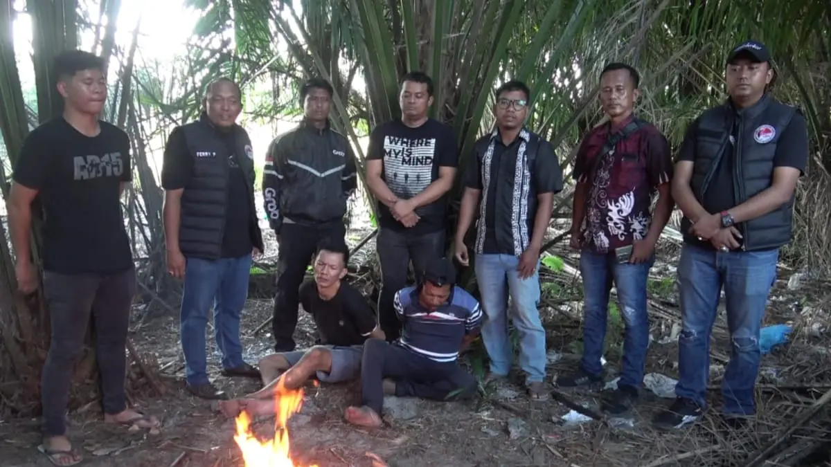 Personel Sat narkoba Polres Sergai membakar lokasi penggereakan transaksi sabu. (DOk Humas Polres Sergai/Sumut Pos)