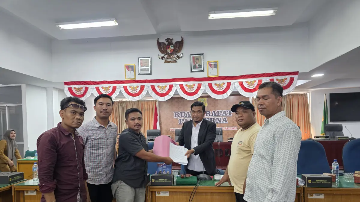 SERAHKAN: Himpunan Lintas Organisasi & Komunitas menyerahkan aspirasi kepada anggota DPRD Dairi saat menggelar RDP, Selasa (19/5/2026).(RUDY SITANGGANG/SUMUT POS)