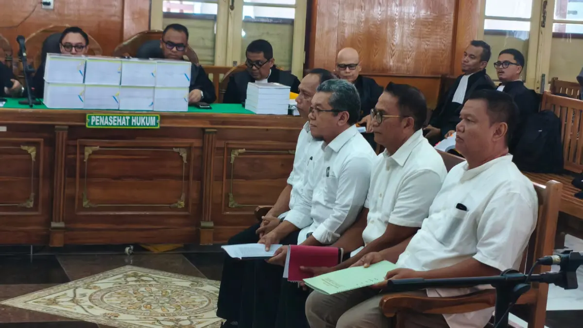 TERDAKWA: Empat terdakwa korupsi alif fungsi lahan PTPN II, menjalani sidang pembelaan di Pengadilan Tipikor Medan, Rabu (20/5/2026). (Dok: Gusman/Sumut Pos)

