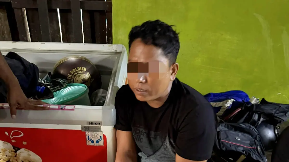 
Tersangka berinisial YD saat diamankan Polsek Tanjungpura. (Dok Humas Polres Langkat/Sumut Pos)