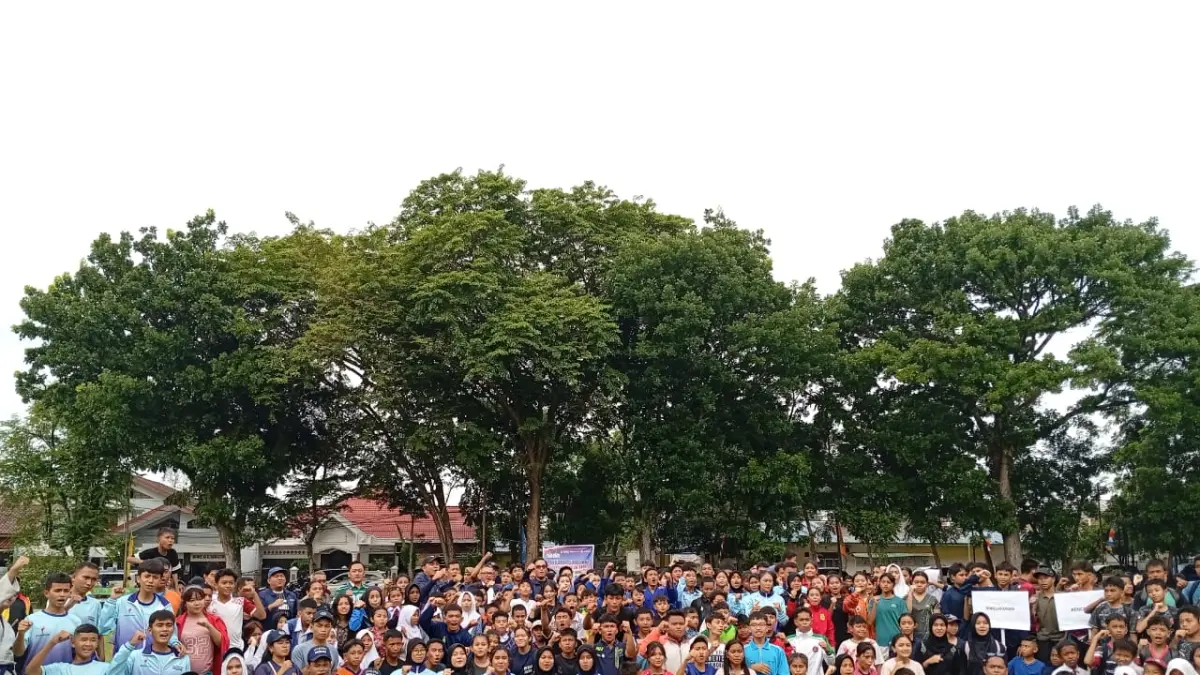 BERSAMA: Wali Kota Medan Rico Waas dan undangan bersama peserta Popkot Medan 2026 di Lapangan Balai Desa, Helvetia, Kamis (21/5/2026). (Dok: Pemko Medan)
