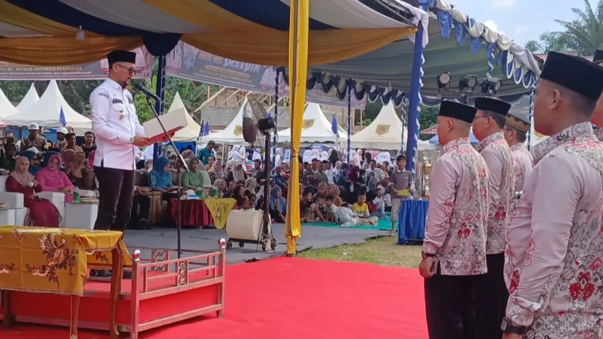 Bupati fery Sahputra Simatupang S.H saat memberikan baju toga dewan juri. (Khairuddin/Sumut Pos)