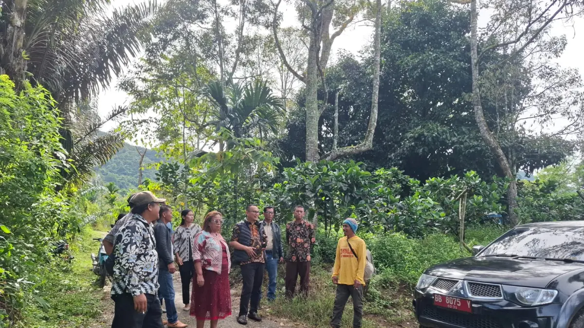 CEK LOKASI: Kadis Pemdes, Simon Tony Malau, Camat Siempat Nempu, Rosmey Simbolon, Kades Jumateguh, Dame Nababan dan Kades Kabanjulu, Sarman Matanari cek lokasi pengaspalan jalan di Dusun I, Kamis (21/5/2026).(RUDY SITANGGANG/SUMUT POS)