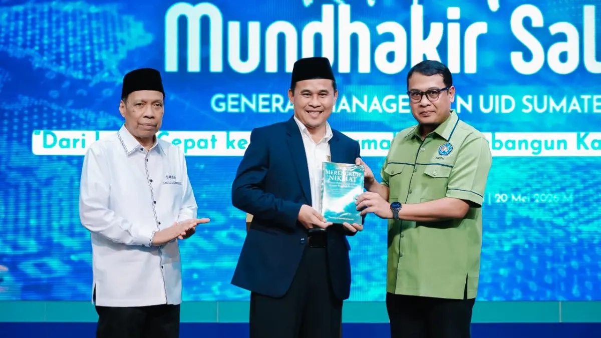 CINDERAMATA: Pemberian Cinderamata berupa Buku karya Mundhakir kepada Wakil Rektor III UMSU, Assoc. Prof. Dr. Rudianto, S.Sos., M.Si. (PLN UID Sumut/Sumut Pos)
