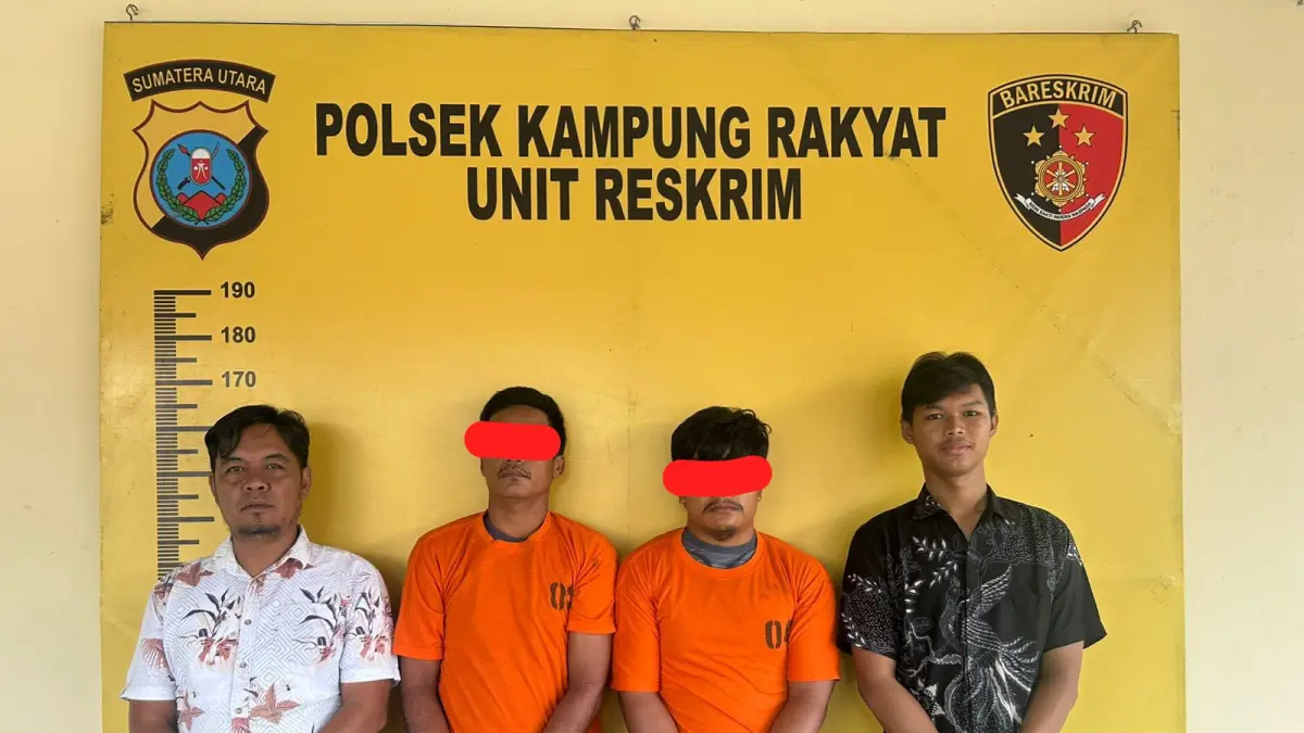 DIAMAKAN: Dua pelaku pencurian sawit (tangan digari) saat diamankan di Polsek Kampung Rakyat. (Khairuddin/Sumut Pos)