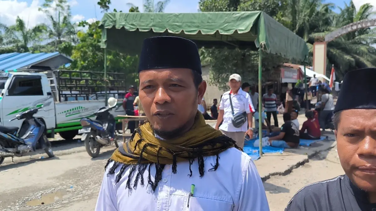 
Didik Gunawan saat diwawancarai pada kesempatan aksi blokir jalan penghubung antar Kecamatan Selesai menuju Binjai. (Teddy Akbari/Sumut Pos)