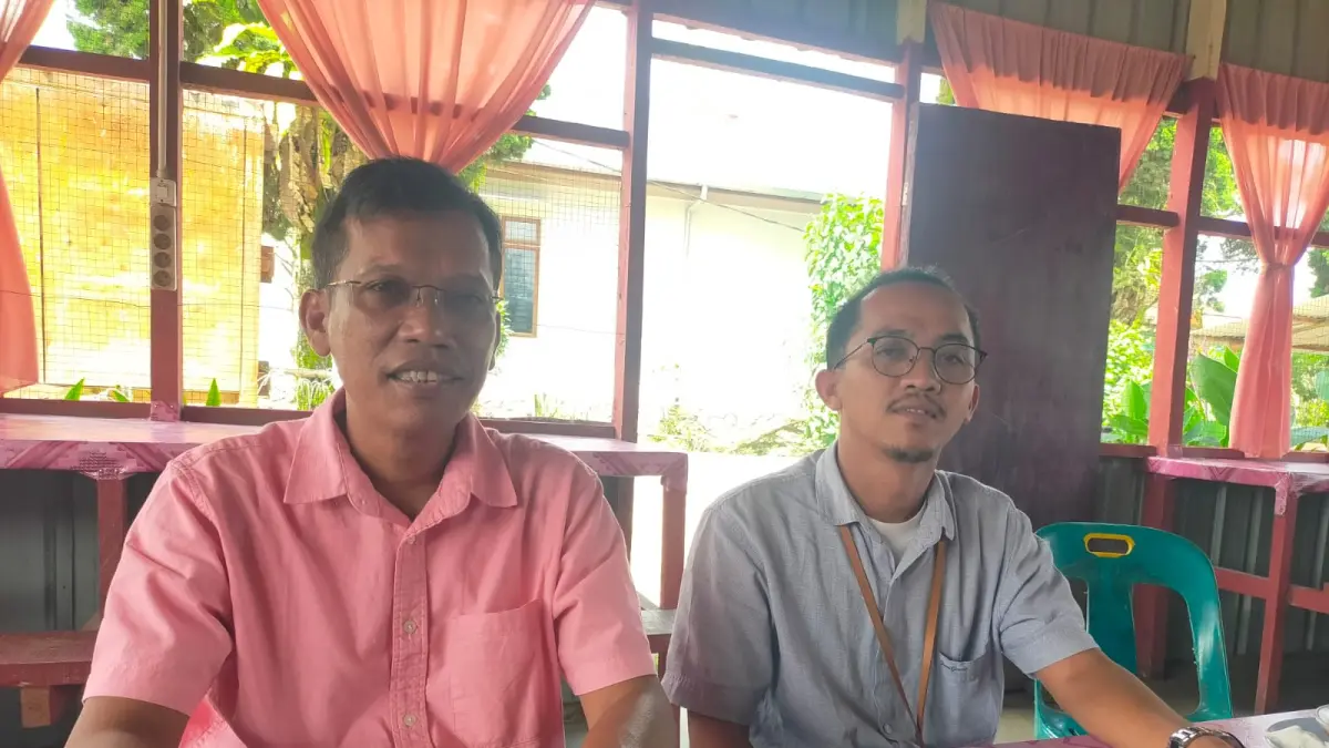 Direktur Perumda Pembangunan Dairi, Tamrin Pandiangan didampingi tenaga ahli, Jimmy Cibro saat memberikan penjelasan kepada wartawan di Sidikalang, Kamis (21/5/2026). (RUDY SITANGGANG/SUMUT POS)