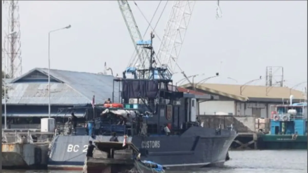 GAGAL: Satu unit Kapal dari Koderal I dan tim gabungan berhasil menggagalkan dugaan penyelundupan barang ilegal di wilayah perairan Sumatera Utara.(Dok: Dispen Kodaeral I)

