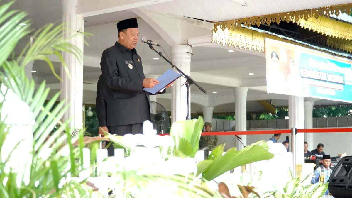 
HARKITNAS: Bupati Langkat, Syah Afandin saat memimpin Upacara Harkitnas di Alun-alun Tengku Amir Hamzah, Stabat. (Diskominfo Langkat/Sumut Pos)