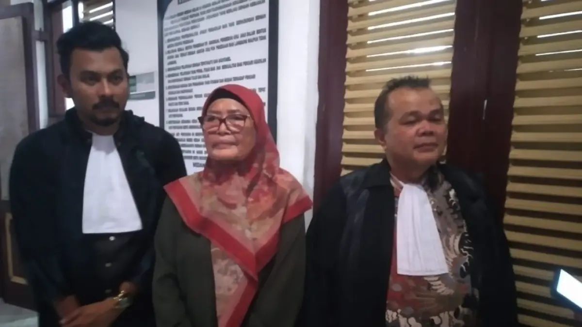 KETERANGAN: Anna Br Sitepu didampingi tim kuasa hukum, memberikan keterangan seusai sidang. (Dok: Gusman/Sumut Pos)

