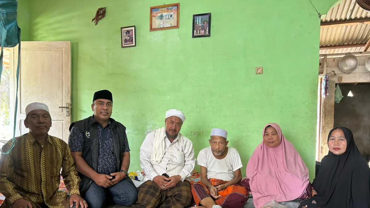 Perwakilan anggota DPR RI, Trinovi Khairani Sitorus menyerahkan bantuan ke pihak Persulukan Babussalam Merbau. (Fajar/Sumut Pos)