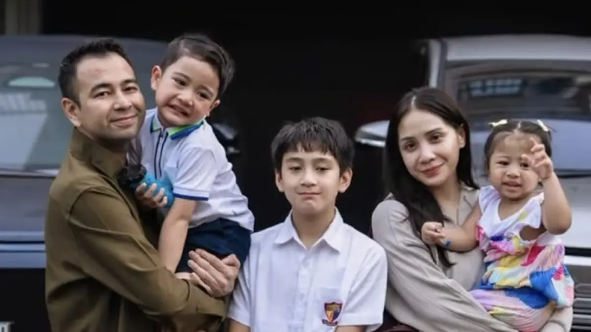 Raffi Ahmad dan Nagita Slavina beserta anak mereka saat melepas Raffi Ahmad berangkat haji. (Dok: instagram Raffi Ahmad)