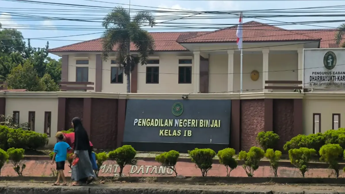 
Sejumlah masyarakat melintas di depan Gedung PN Binjai, Jalan Gatot Subroto, Kelurahan Bandar Senembah, Binjai Barat. (Teddy Akbari/Sumut Pos)
