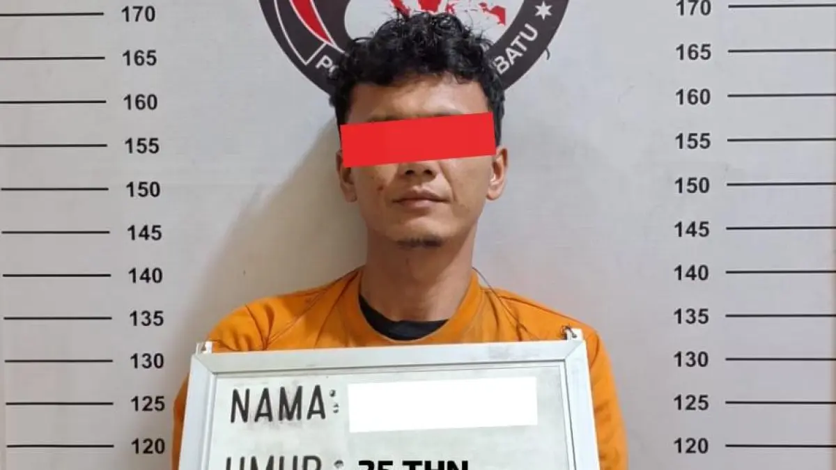 Tersangka Ade ditangkap saat Polisi gerebek rumah kediamannya di Rantau Selatan Labuhanbatu. (Fajar/Sumut Pos)