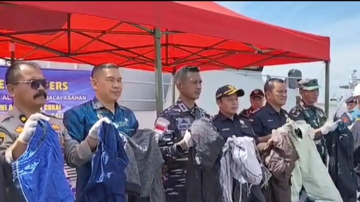 Tim gabungan Lanal TBA dan Bea Cukai Kuala Tanjung amankan ratusan ballpres pakaian bekas dari Malaysia, Rabu(20/5/2026).  (Liberti H Haloho/Sumut Pos)