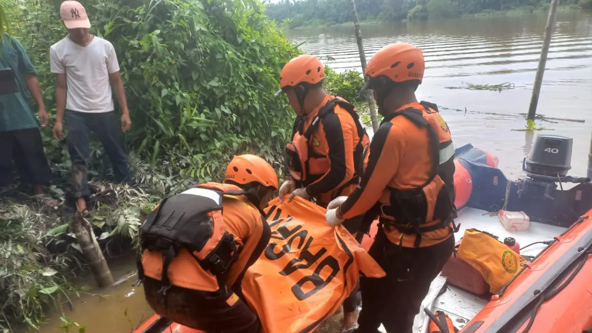Tim  SAR melakukan proses evakuasi korban yang hanyut saat memancing di aliran Sungai Kualuh, Labura. (Fajar/Sumut Pos)