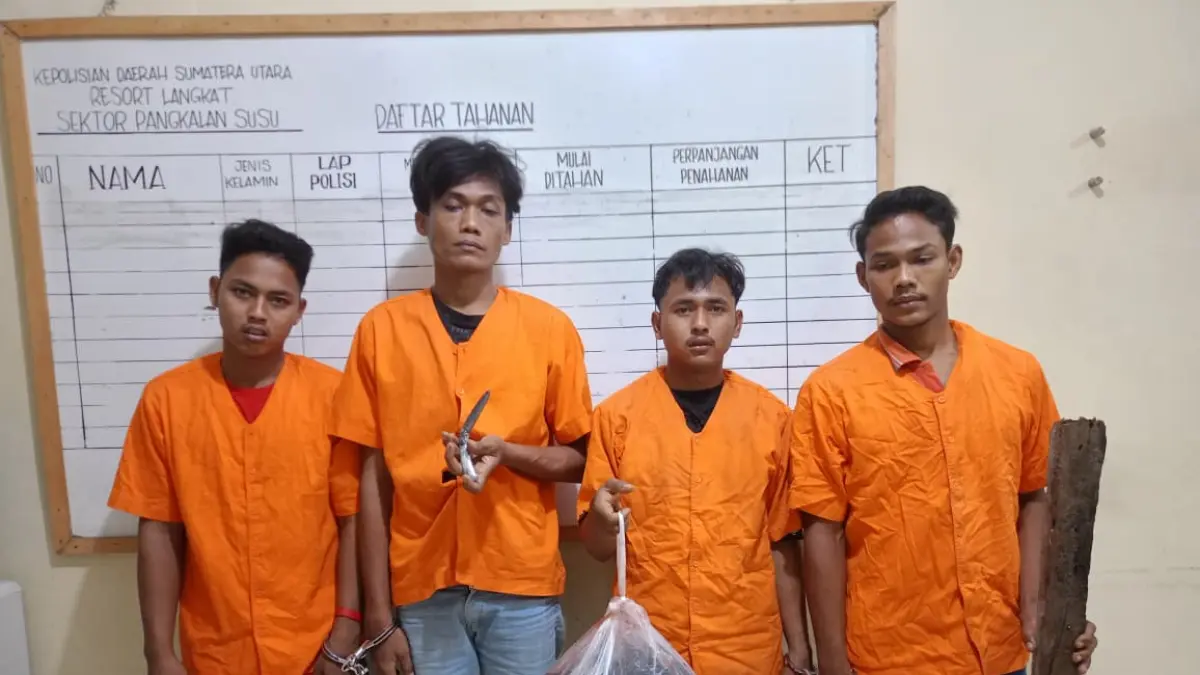 
Empat tersangka dugaan penganiyaan bersama-sama hingga mengakibatkan korban meninggal dunia. (Dokumentasi Kasat Reskrim Polres Langkat/Sumut Pos)