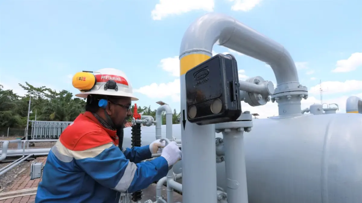 ILUSTRASI FOTO: Pekerja Pertamina EP Pangkalan Susu Field sedang melakukan koordinasi di area operasionalnya. (Dok: PHR Zona 1)