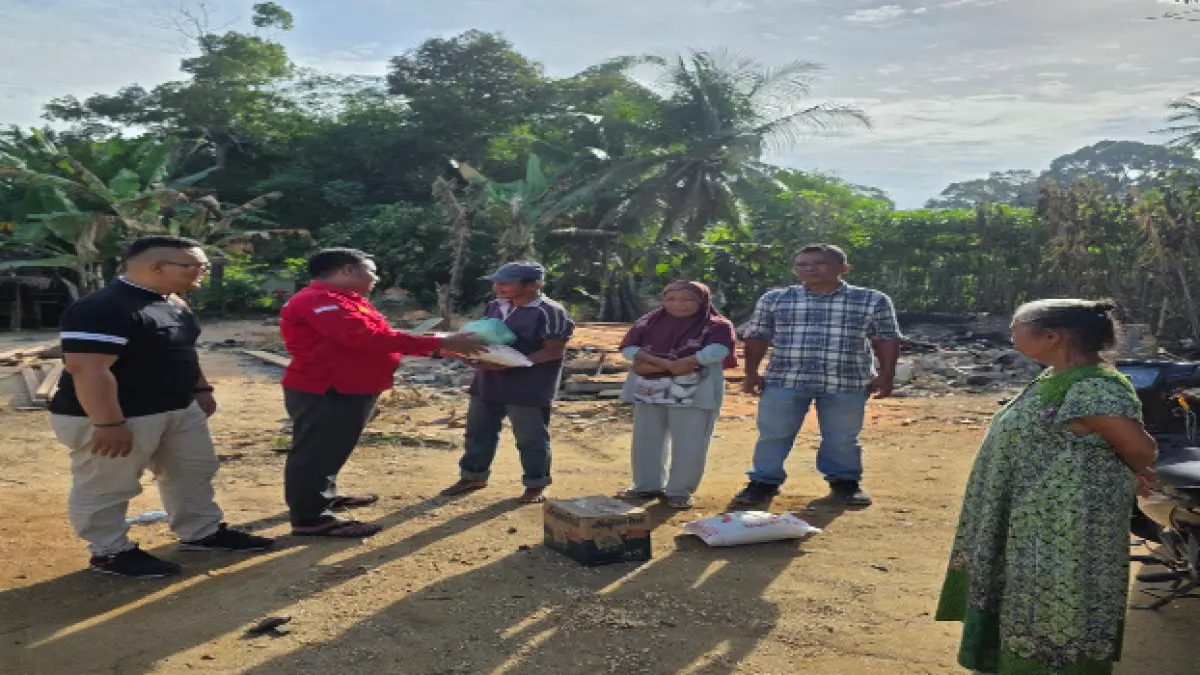 Ketua LSM TERKAMS Sergai M. Sudandi bersama My Team Dandi Call Center menyerahkan bantuan tali asih kepada korban kebakaran di Dusun IX Rambung Besar, Desa Simpang Empat, Kecamatan Sei Rampah, Kamis (21/5 ).(Fadly/Sumut Pos )