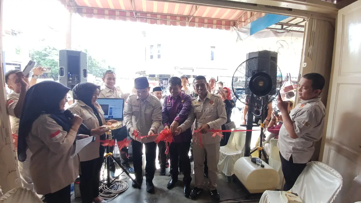 Ketua Macan Asia Medan, Suwarno dan pengurus seremoni gunting pita kantor di Medan Petisah, Jumat (22/5/2026). (Dok: Markus Pasaribu/ Sumut Pos)