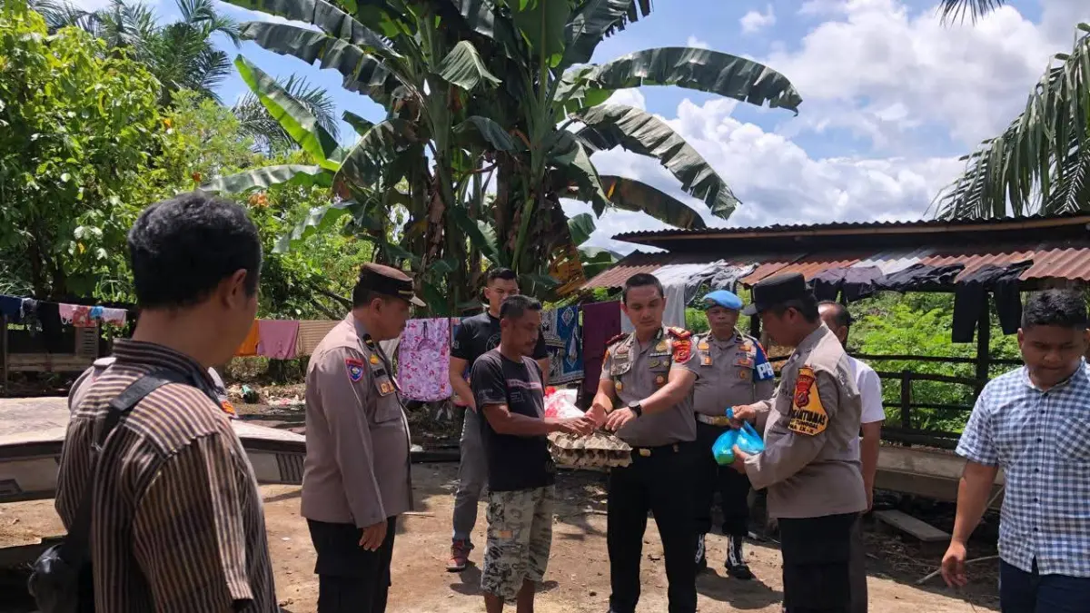 TALI ASIH: Kapolsek Na IX-X beserta personil berikan Tali Asih kepada korban Puting Beliung di Desa Pulo Jantan. (Dok: Polsek Na IX-X/ Sumut Pos)