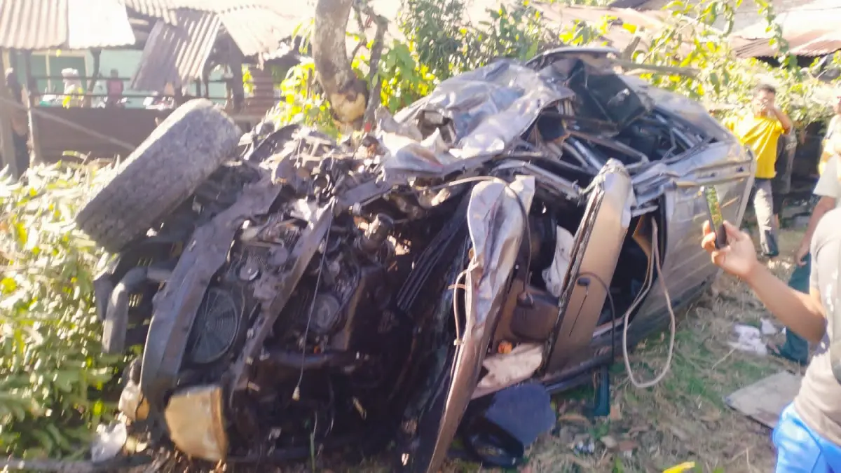 Mobil Mitsubishi Pajero Sport mengalami kerusakan parah usai tertabrak kereta api barang KA Kutaba Cargo rute Belawan–Kuala Tanjung di perlintasan tanpa palang pintu Jalan Gunung Semeru, Kelurahan Lalang, Kecamatan Rambutan, Kota Tebing Tinggi, Sabtu (23/5/2026), (Azan Purba /Sumut Pos)