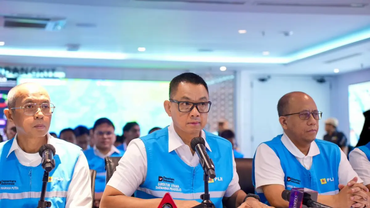 Direktur Utama PLN, Darmawan Prasodjo (tengah) didampingi jajaran direksi PLN saat konferensi pers di Kantor Pusat PLN, Sabtu (23/5). (Dok: PLN)
