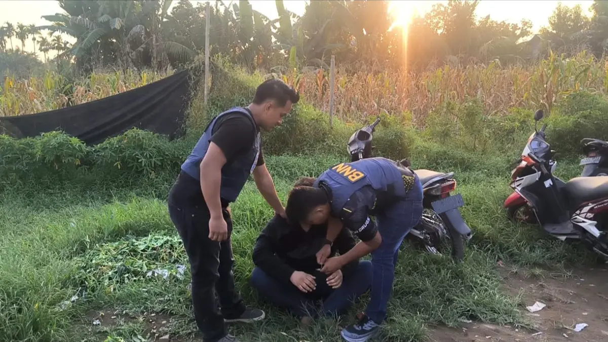 
Petugas BNNK Binjai mengamankan satu "pasien" di lokasi barak diduga milik UG. (Teddy Akbari/Sumut Pos)