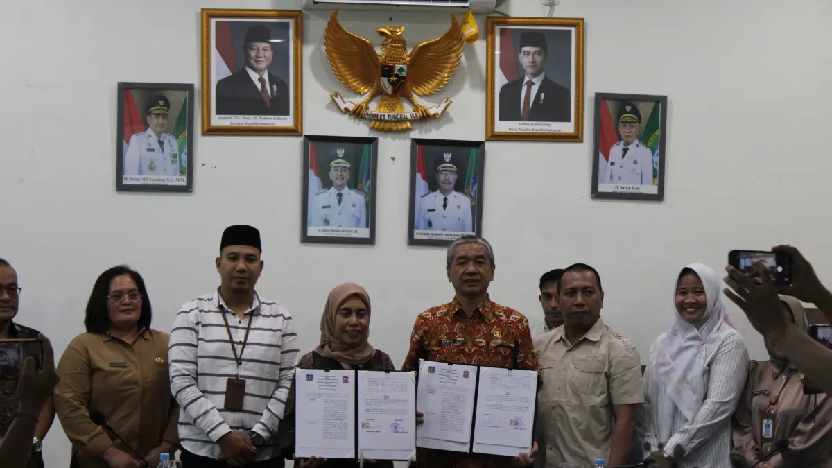 KERJA SAMA: Sekretaris Daerah Kota Tebing Tinggi, Erwin Suheri Damanik bersama Sekretaris Daerah Kota Tanjungbalai, Nurmalini Marpaung menunjukkan dokumen kerja sama usai penandatanganan kesepakatan penguatan pelayanan publik berbasis digital di Ruang Mawar, Balai Kota Tebing Tinggi, Jumat (22/5/2026), (Azan Purba/ Sumut Pos)