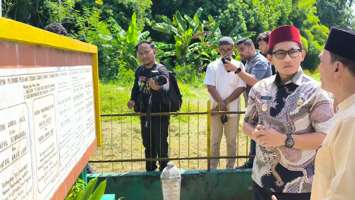 
Wawako Binjai, Hasanul Jihadi berdialog dengan Datuk Bendahara Sunggal Serbanyaman, Aja Muhammad Ikram saat ziarah di Masjid Raya Kedatukan Sunggal Serbanyaman. (Teddy Akbari/Sumut Pos)