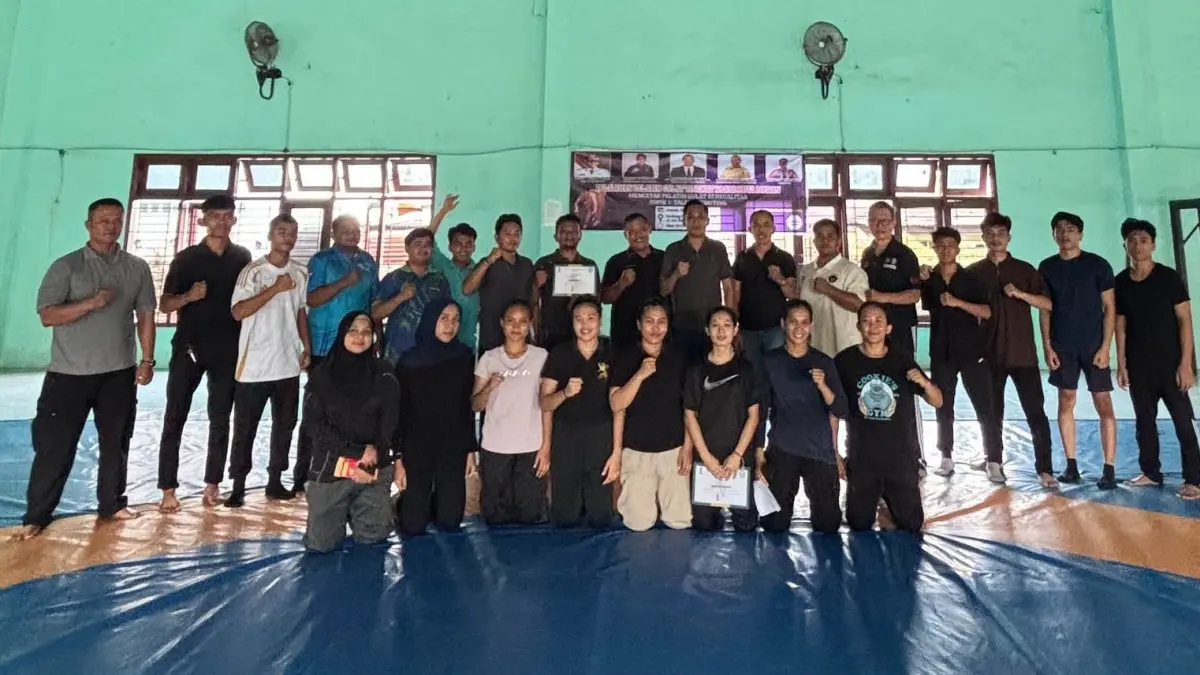 PELATIHAN: Ketua Umum KONI Medan Aswindy Fachrizal didampingi pengurus PGSI Medan bersama peserta Pelatihan Pelatih Gulat Tingkat Dasar. (Dok PGSI Medan)