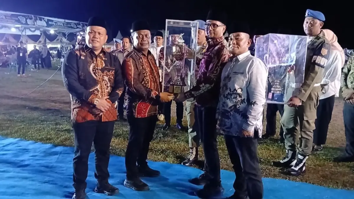 :Bupati Fery Sahputra Simatupang S.H saat menyerahkan  hadiah kepada pemenang MTQ dan FSQ XVII. (KHAIRUDDIN/SUMUT POS)